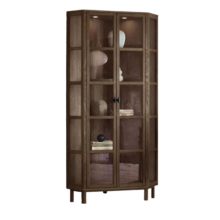 Aakjaer Furniture - Angulus Hjørnevitrine Røget eg