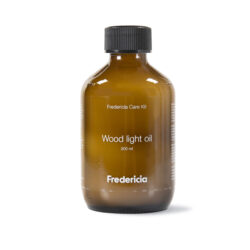 Fredericia Furniture Care Kit Lys Olie, til dine møbler som har lys olie. Feks. din J39 stol